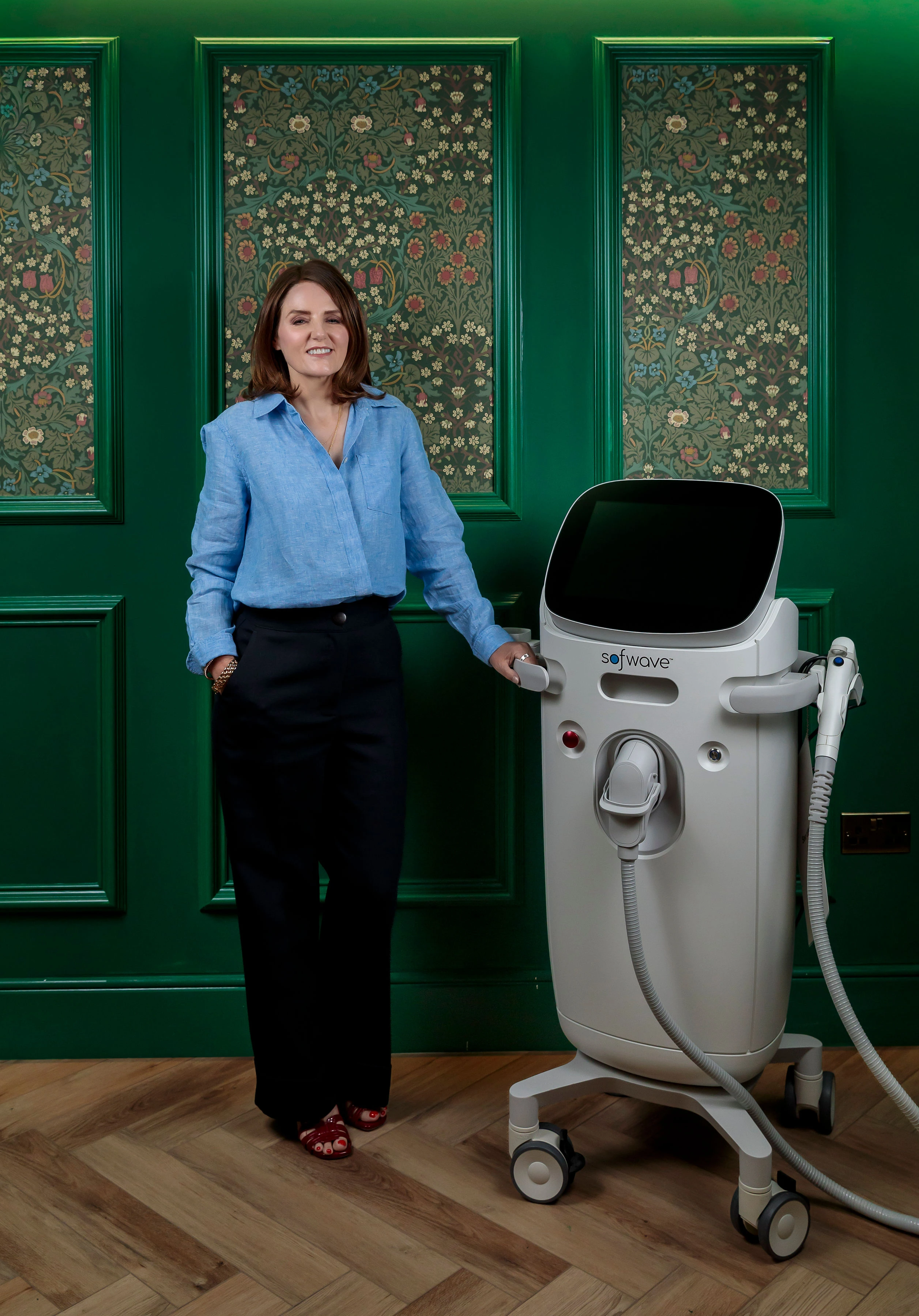 Emma Wedgwood with the Sofwave treatment system Emma Wedgwood with the Sofwave treatment system